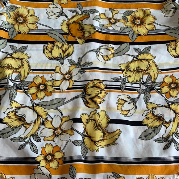 Charlotte Russe Size Small Flower print Blouse - Picture 9 of 12